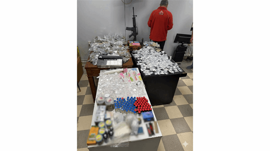 توقيف مستلم طرد مخدّرات وضبط مستودع للتخزين والتوزيع في زوق مكايل