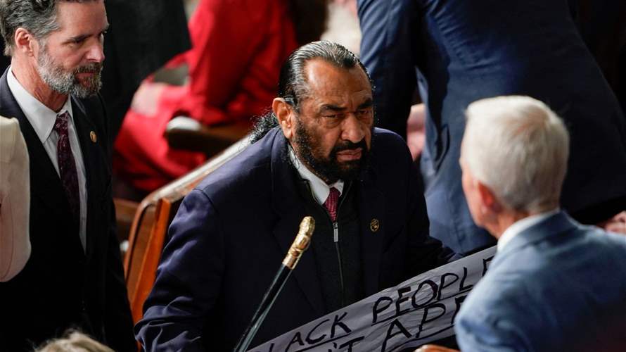 اقتياد النائب الأميركي غرين خارج قاعة مجلس النواب خلال خطاب ترامب