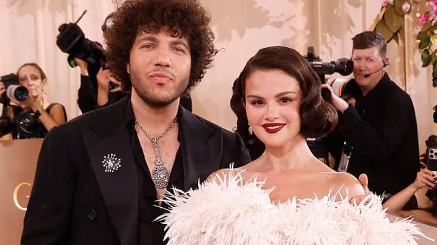 قدماه القذرتان حديث مواقع التواصل... زوج سيلينا غوميز يتعرّض للهجوم والجمهور في حالة اشمئزاز: "يجب أن يستحم!" (صور)