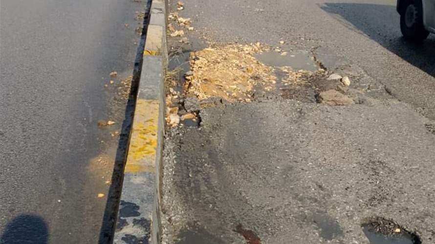 التحكم المروري: حفرة قبل جسر المكلس نزولاً تتسبب بازدحام مروري وتم التواصل مع المعنيين للمعالجة