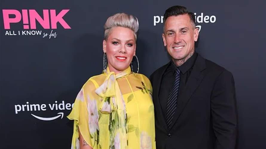 "تم إخباري بأنني انفصلت عن زوجي"... بينك تردّ بقوة على شائعات انفصالها بعد 20 عاماً من الزواج (فيديو)