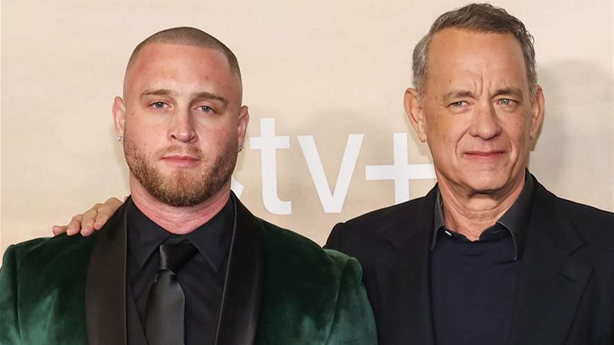 نجل النجم توم هانكس عالق خارج أميركا... والسبب جواز سفره!