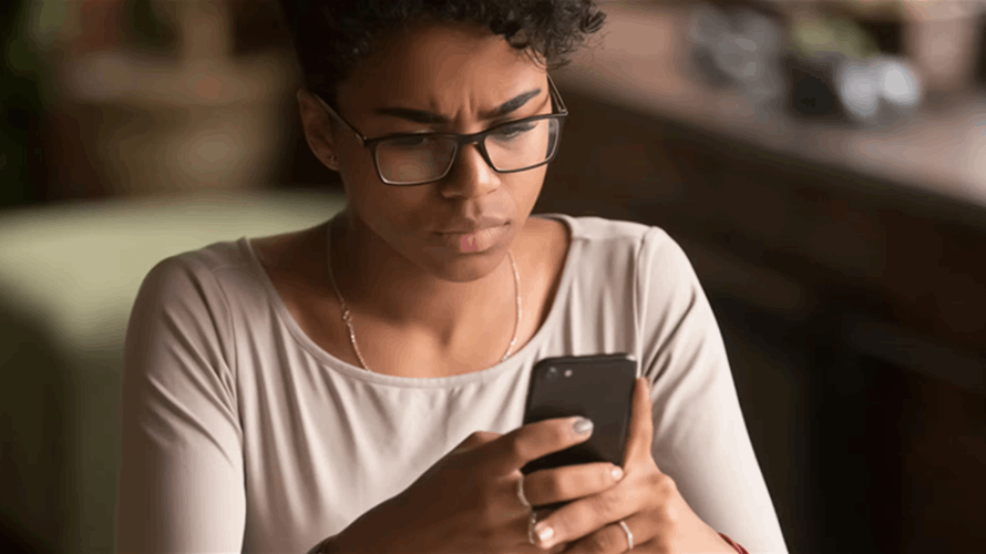 تنبيهات الطوارئ وإشعارات الأخبار قد تجعلنا نشعر بالتوتر والقلق... إليك ما يمكنك فعله للتعامل معها