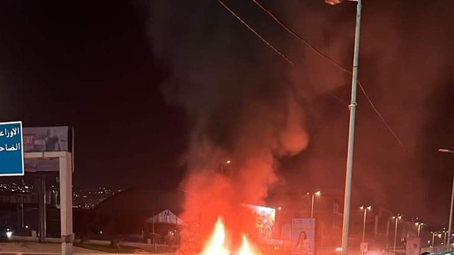 إستهداف سيارة على طريق المطار