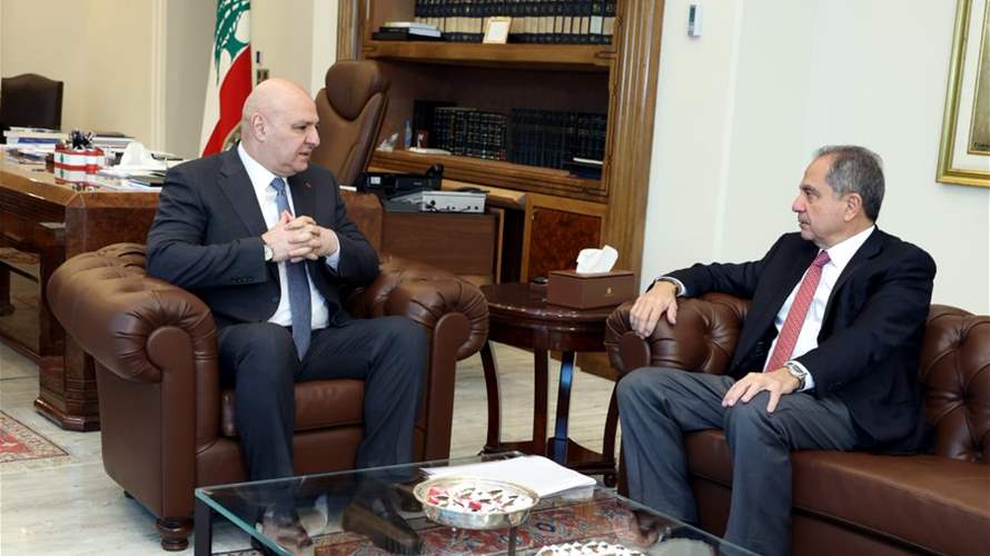 وزير الطاقة والمياه جو الصدي أطلع الرئيس عون على وضع المحروقات في البلاد وطمأنه ان لا ازمة بنزين ومازوت وغاز في البلاد كما وضعه في مسار المحادثات مع البنك الدولي في شأن إنشاء معامل جديدة لانتاج الكهرباء والاتصالات مع دول الخليج ومصر والأردن لاستجرار 