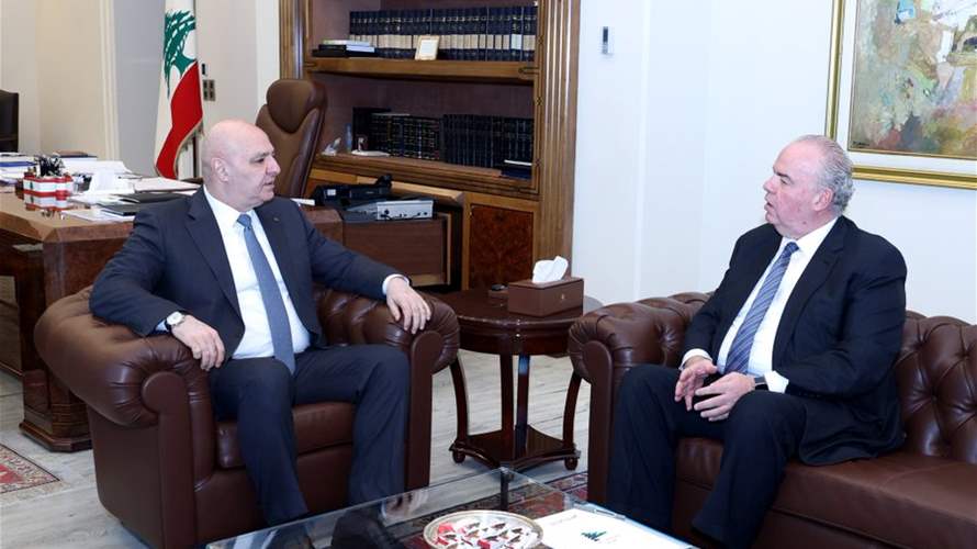 وزير الاتصالات شارل الحاج أطلع الرئيس عون  على واقع شبكتي الاتصالات الثابتة والخلوية في لبنان والإجراءات المتخذة لضمان استمرارية الخدمة خصوصاً في المناطق الحساسة وشدد  على التزام فرق العمل والموظفين الذين يواصلون عملهم للحفاظ على تشغيل الشبكات 