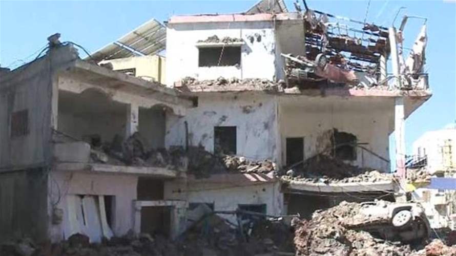 "سيارة تطايرت واستقرت على سطح مبنى"... كاميرا الـLBCI تعاين الأضرار في ساحة النبي شيت