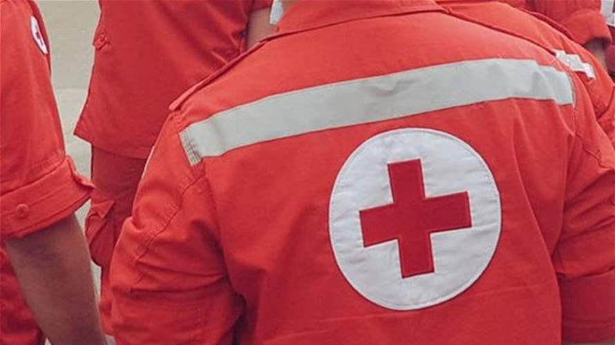 بعد تجهيز مساحة من المدينة الرياضية وتأهيلها كمركز إيواء... الصليب الأحمر يوزع المواد الإغاثية على العائلات