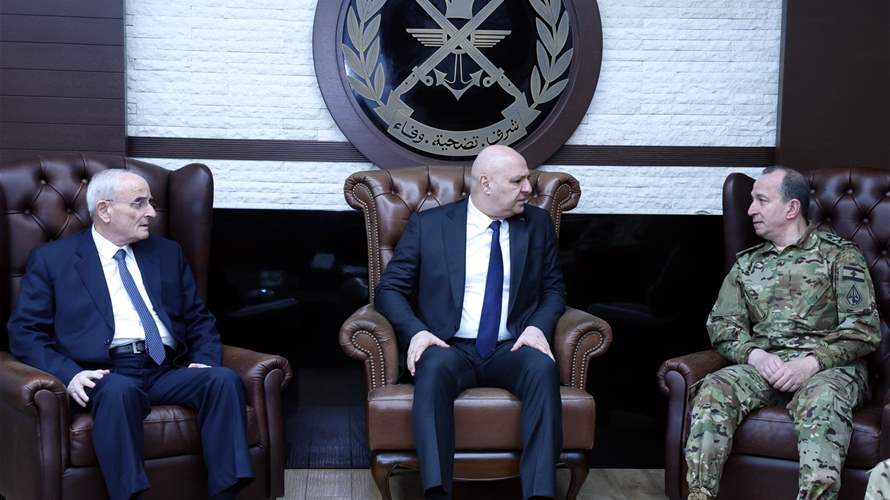 الرئيس عون: الجيش يعمل وفق الدستور والقوانين وقرارات السلطة السياسية وبالتالي فان تنفيذ قرارات مجلس الوزراء يتم وفق الاليات الدستورية والإمكانات المتاحة ونرفض تحميله مسؤوليات تتجاوز قدراته