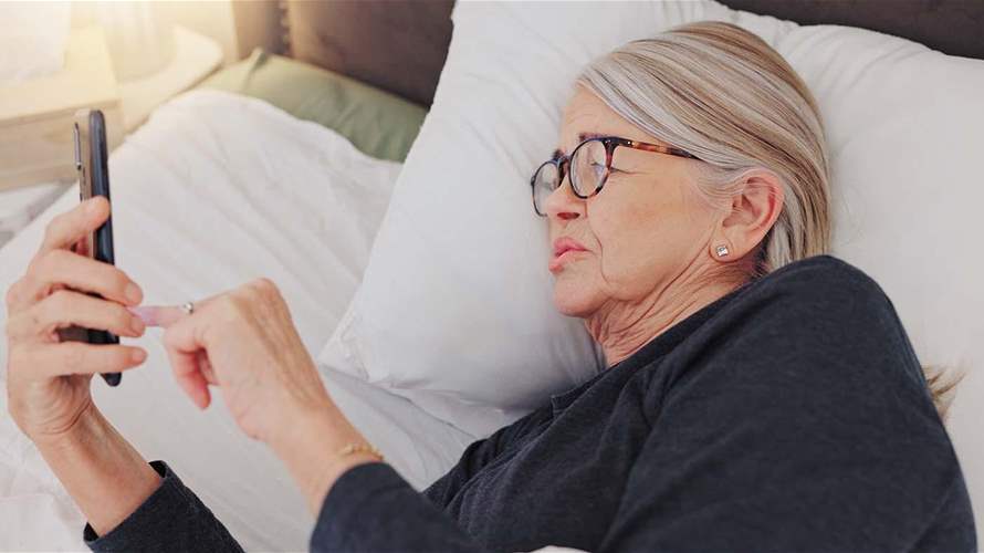 من متابعة الأخبار إلى الإدمان عليها… كيف يفسر العلم ظاهرة الـDoomscrolling؟