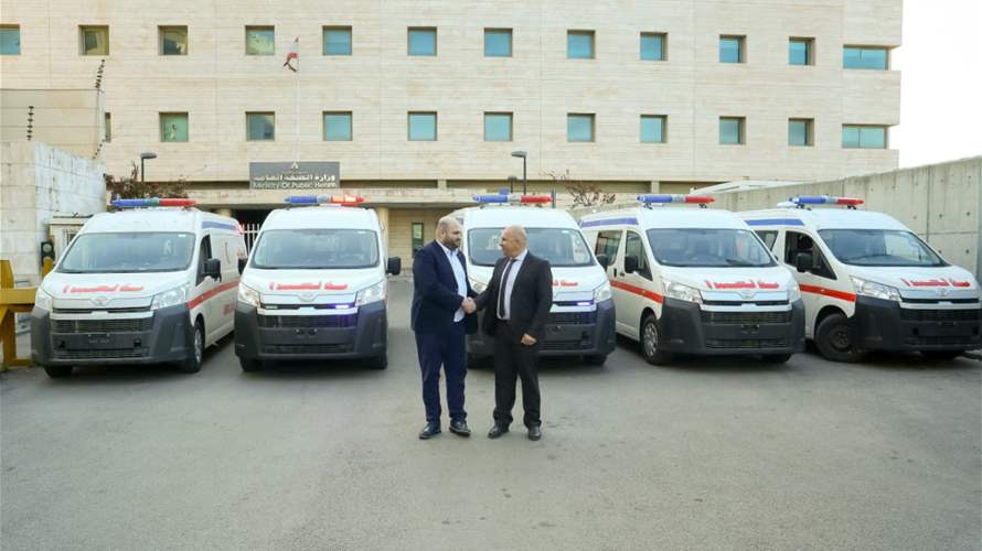 خريش تسلم 5 سيارات إسعاف مقدمة من العراق عبر وزارة الصحة