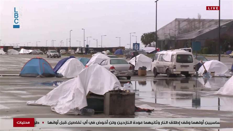 رداءة الطقس تفاقم معاناة النازحين في الخيم على الواجهة البحرية لبيروت