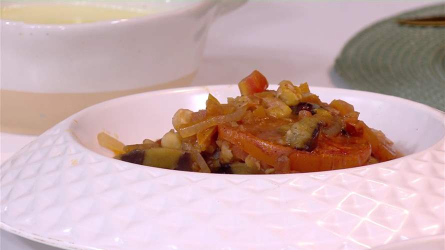 مسقعة الباذنجان وشوربة الكراث... مائدة مميزة على طريقة الشيف حنا طويل (فيديو)