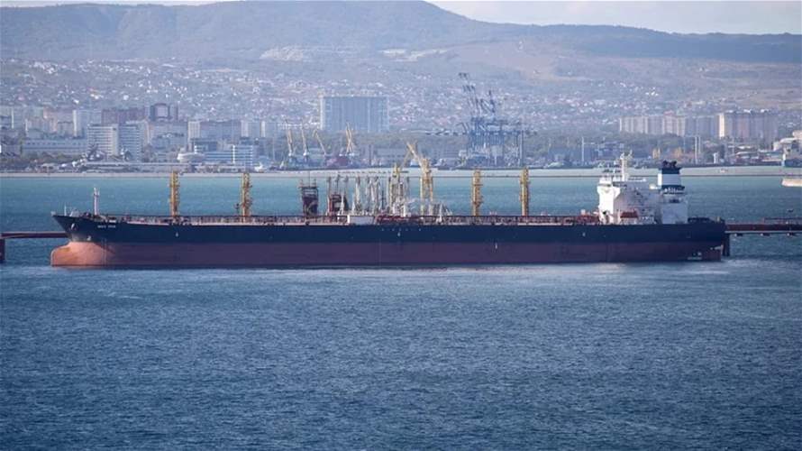 انفجار قرب ناقلة بضائع في الخليج 