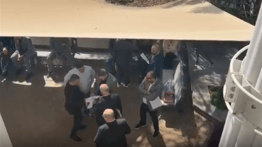 تجمّع عدد من محامي حزب الله في باحة المحكمة العسكرية إعتراضاً على ادعاء مفوض الحكومة لدى المحكمة العسكرية القاضي كلود غانم عليهم بجناية استنادًا إلى المادة 288 من قانون العقوبات