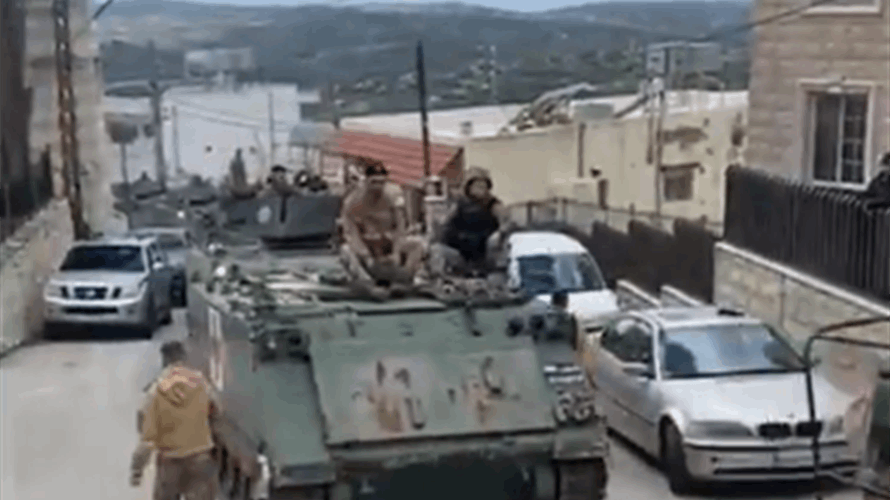 لحظة مغادرة الجيش اللبناني بلدة عين ابل الجنوبية (فيديو)