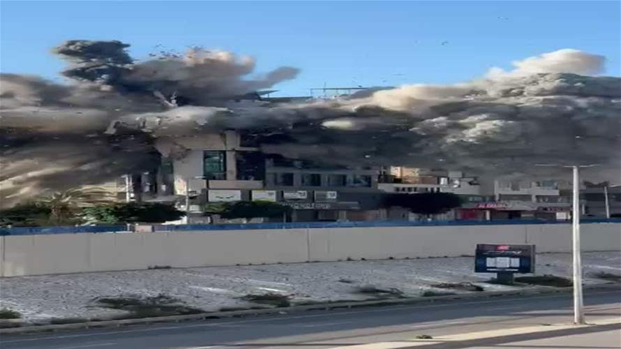 مشهد الغارة على مبنى محاذ لطريق مطار بيروت الدوليّ بعد التحذير الإسرائيليّ