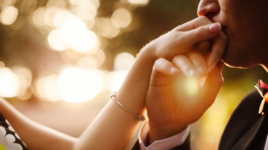 تقبيل يد امرأة دون موافقتها يُعد اعتداءً جنسياً في هذه الدولة 