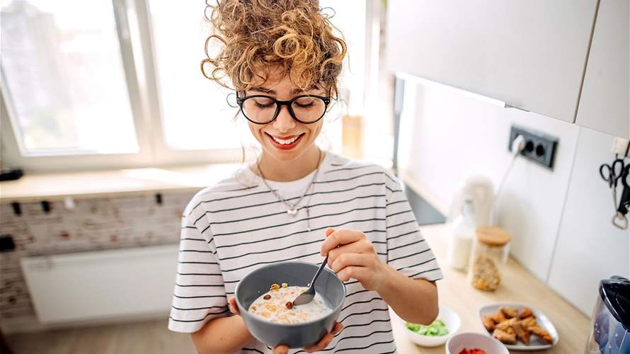 وداعاً لنوبات الجوع... استراتيجية بسيطة تساعد على كبح الرغبة الملّحة في تناول الطعام!