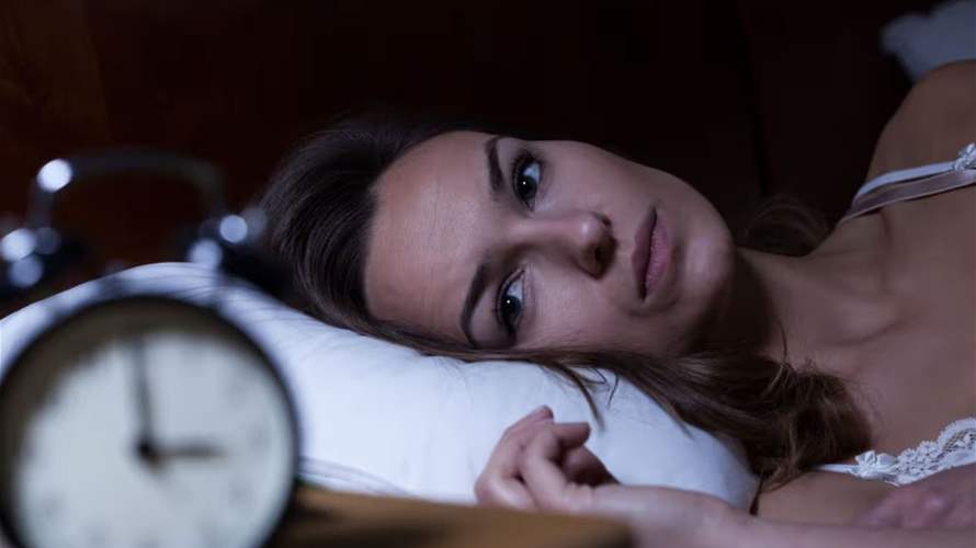 لغز الاستيقاظ في الثالثة فجراً... تحذيرات من مخاطر النوم المتقطع ونصائح طبية لاستعادة الهدوء!