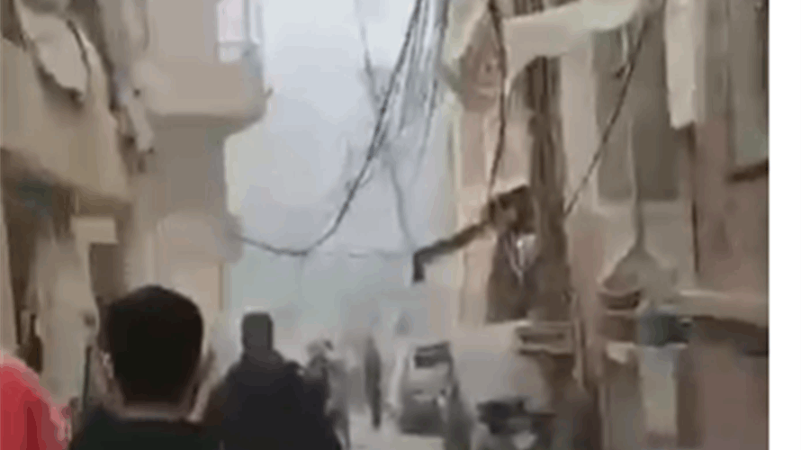 مشاهد للدمار الكبير جرّاء غارة على حي المقداد - الجناح