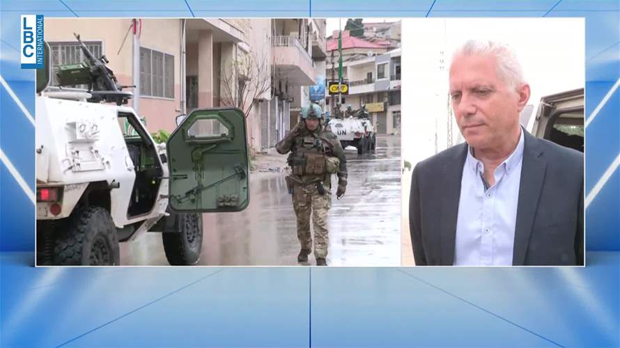 السفير البابوي ومعه وفد كنسي يحملون المساعدات الى أهالي دبل المحاصرة...