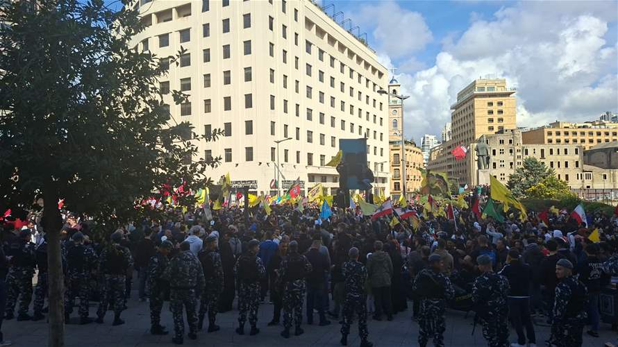 تحرّك احتجاجي لمناصري حزب الله أمام السراي الحكومي