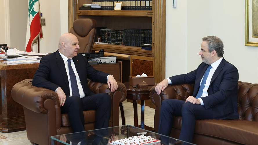 معوض من بعبدا: المفاوضات المباشرة مع إسرائيل ليست استسلامًا بل مسؤولية وجرأة