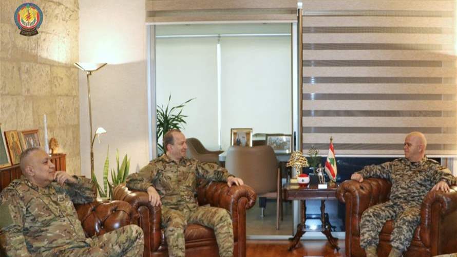 قائد الجيش يقدّم التعازي بشهداء أمن الدولة