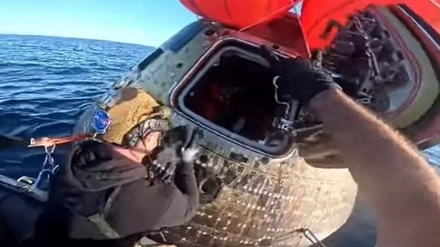 "مرحبًا بعودتكم إلى الوطن"... لحظة مؤثرة لعودة رواد ناسا بعد مهمة تاريخية إلى القمر (فيديو)