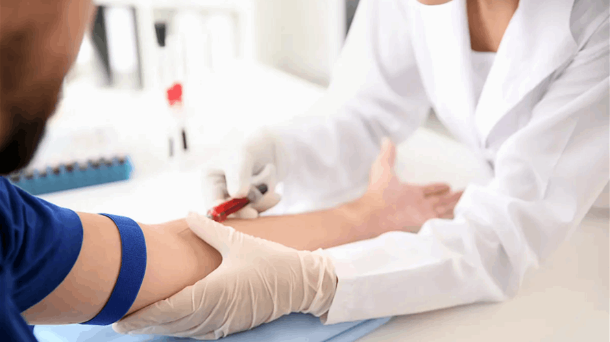 رفض دم المُلقّحين يهدد حياة المرضى… تحذير طبي من ظاهرة خطيرة تُقلق الأطباء وتؤخر العلاج