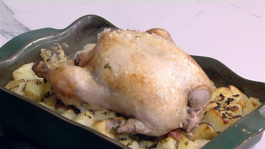 الفرّوج المشوي مع الحامض والثوم والبطاطا... طبق مميز على طريقة الشيف حنا طويل (فيديو)