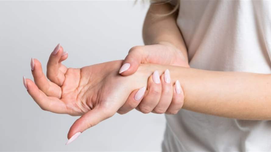 الرعشة المفاجئة في اليد أو الرأس... قد تكون إنذارًا لمشكلة خطيرة وهذه التفاصيل