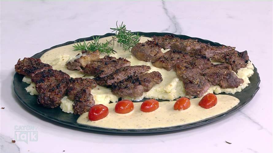 الستيك بصلصة البهار الأسود وسلطة جبنة الموزاريلا... طبقان مميزان على طريقة الشيف فادي زغيب (فيديو)