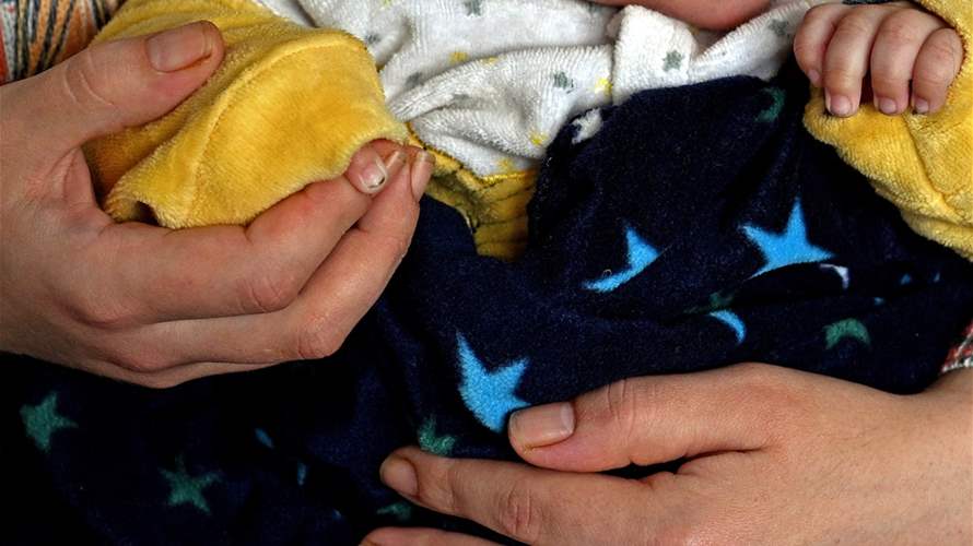 "كل ما أريده هو أن يبقى ابني قريبا مني"... أمهات في صلب المعاناة في لبنان: إنجاب وأحلام محطمة في مراكز إيواء