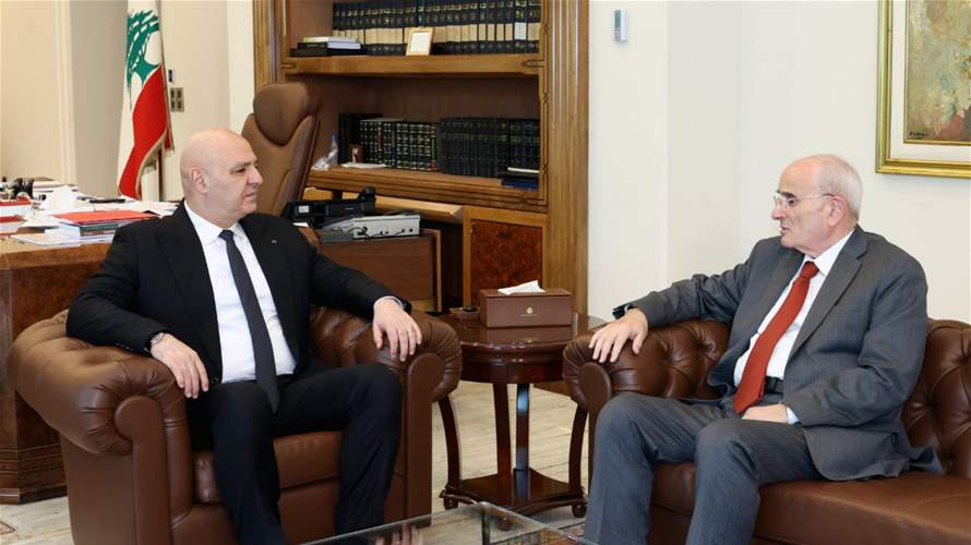 الرئيس عون استقبل وزير الدفاع ميشال منسى وعرض معه للأوضاع الأمنية في البلاد لاسيما في الجنوب في ضوء وقف إطلاق النار