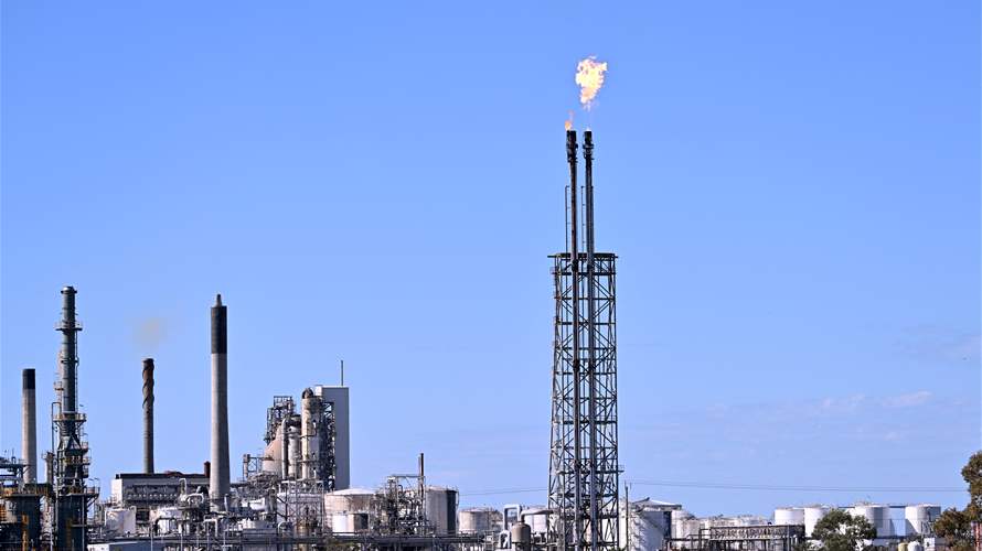 Oil plunges 10% as Iran says Hormuz passage open during ceasefire