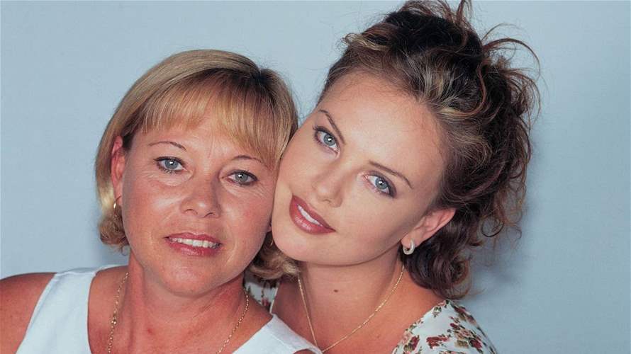 نجمة عالمية تستعيد ليلة مأساوية من طفولتها… والدتها قتلت والدها دفاعًا عنها!