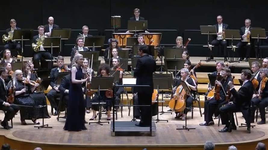 لحظة صادمة في حفل موسيقي... قائد أوركسترا يُسقط كمانًا نادرًا بقيمة مليون جنيه خلال حفل مباشر (فيديو)