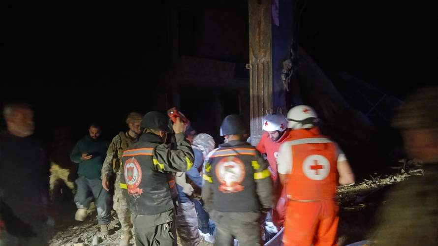 الدفاع المدني ينتشل جثمان الصحافية آمال خليل من تحت أنقاض منزل استُهدف في الطيري