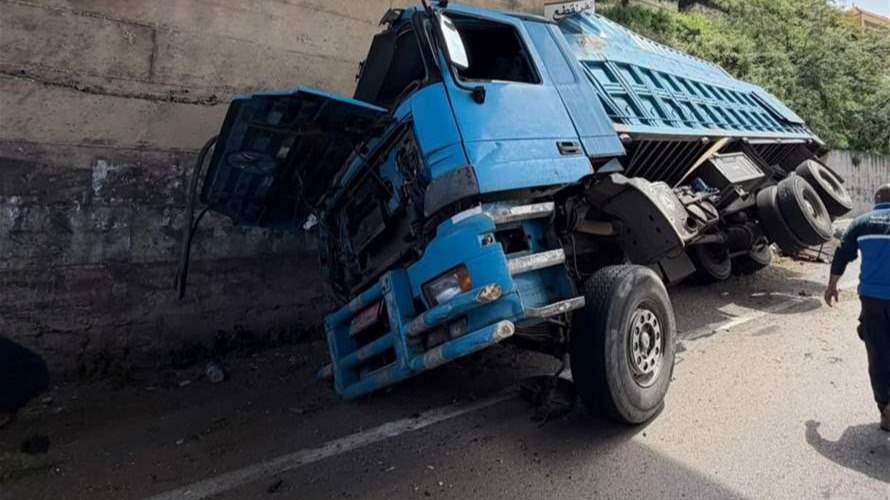 التحكم المروري: جريح نتيجة انقلاب شاحنة على أوتوستراد نهر ابراهيم - المسلك الشرقي وحركة المرور كثيفة في المحلة ودراج من مفرزة سير جونية يعمل على المعالجة