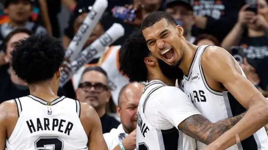 ويمبانياما يقود سبيرز للتأهل إلى الأدوار الإقصائية للمرّة الأولى منذ تسع سنوات