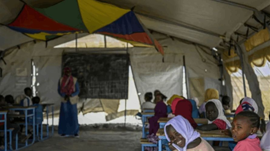 تلاميذ مدرسة مخيّم يسابقون الزمن لتعويض سنوات سرقتها منهم الحرب في السودان