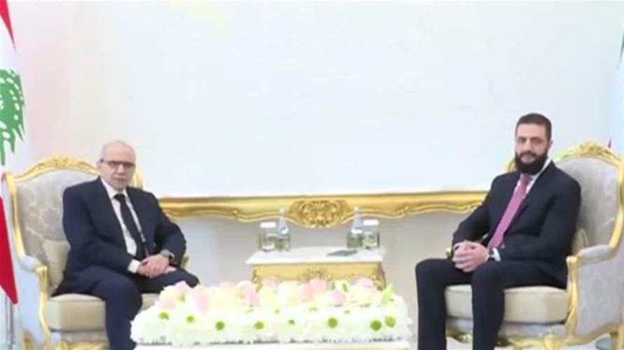 بدء المباحثات بين رئيس الحكومة نواف سلام والرئيس السوري أحمد الشرع في قصر الشعب 