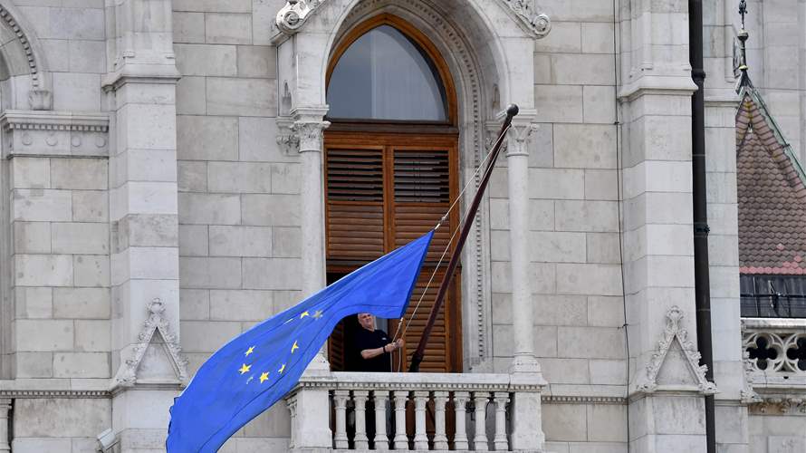 Hungary's new speaker orders EU flag back on parliament