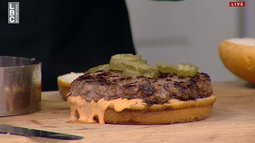 نكهات شهية وسريعة... جرّبوا هامبرغر الشيف حنا طويل (فيديو)