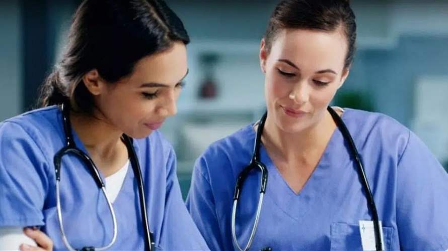 "السيدة حاملة المصباح" تلهم العالم... في اليوم العالمي للتمريض: جنود الرحمة في خط الدفاع الأول