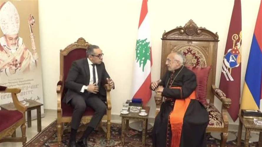 لقاء جمع البطريرك ميناسيان مع سفير مصر لدى لبنان