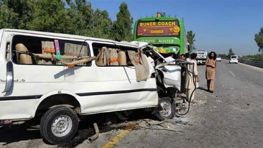 17 قتيلا و10 جرحى بحادث حافلة في باكستان