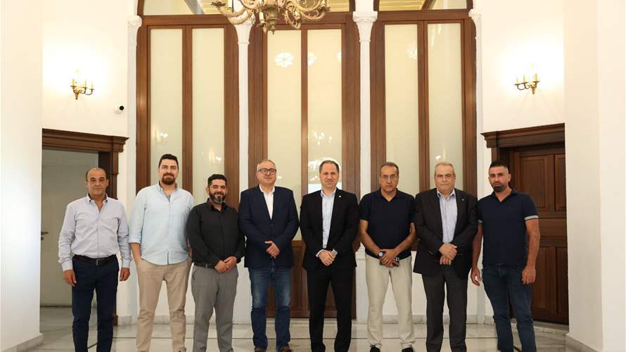 رئيس الكتائب استقبل وفدا من بلدة أبو قمحة الجنوبية: ضرورة الوقوف إلى جانب الأهالي والتمسّك بالأرض